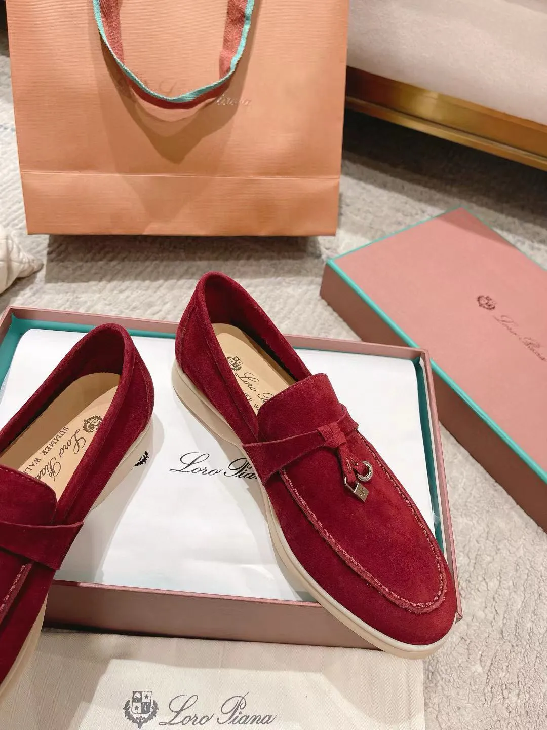 Factory price: 520💰4050 new color. Original purchase, 1⃣️: 1⃣️ folded and developed, Loro Piana professional model to try on feet, quality purchase level, flash sale of common products on the market, welcome to compare, original packaging. Fabric: Imported from Italy🐑High mercerized shearling, Lining: Hand-sewn mark thread in water-dyed cowhide imported from Italy🧵, high-end and elegant. Comfortable on the feet. Size: Women's 35-42 (41, 42) customized, non-returnable, men's 38-45 (46, 47, 48) customized, non-refundable. Fashionable boutiques that you can’t miss, a must-have item